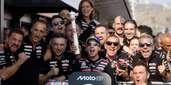 Bezzecchi trionfa in Indonesia, è uno storico poker per l'Aprilia. Solo sesto Marc Marquez