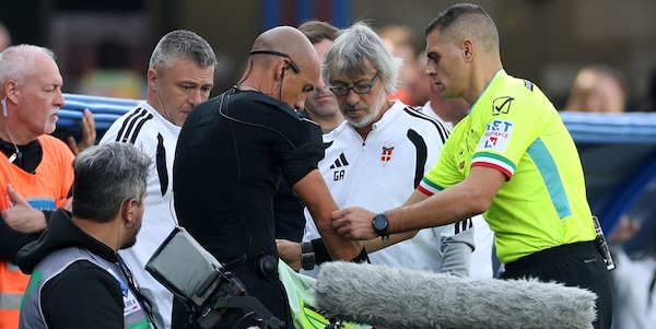 Incredibile a Como, l'arbitro Fabbri si fa male dopo l'espulsione di Malen e viene sostituito!