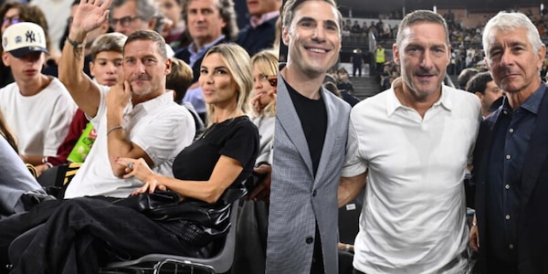 Totti con Noemi a tifare la Maxima Roma: sorrisi e saluti nel derby vinto