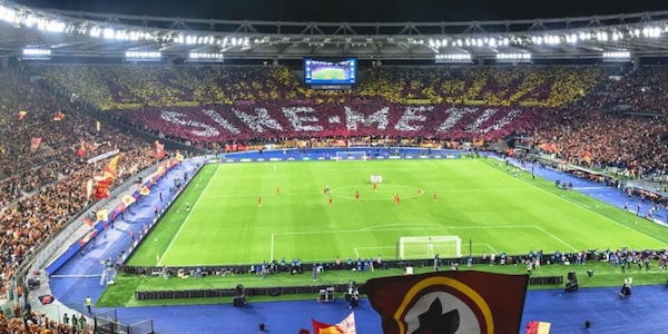 La spettacolare coreografia giallorossa e la concentrazione di Mourinho: gli attimi prima di Roma-Real Madrid FOTO