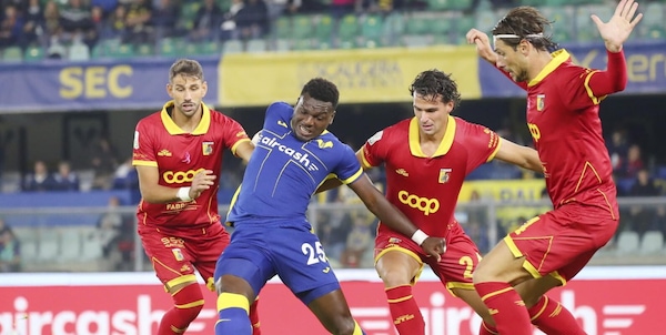 Verona-Catanzaro 2-2: la terza doppietta di fila di Mosquera non basta a Baroni