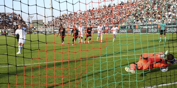 Buio Napoli, un'altra sconfitta: De Bruyne sbaglia, Adams e Stankovic firmano l'impresa del Venezia