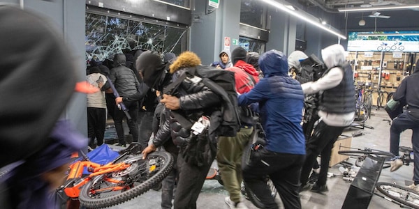 Saccheggio a Milano nel negozio di Decathlon: biciclette rubate durante la guerriglia
