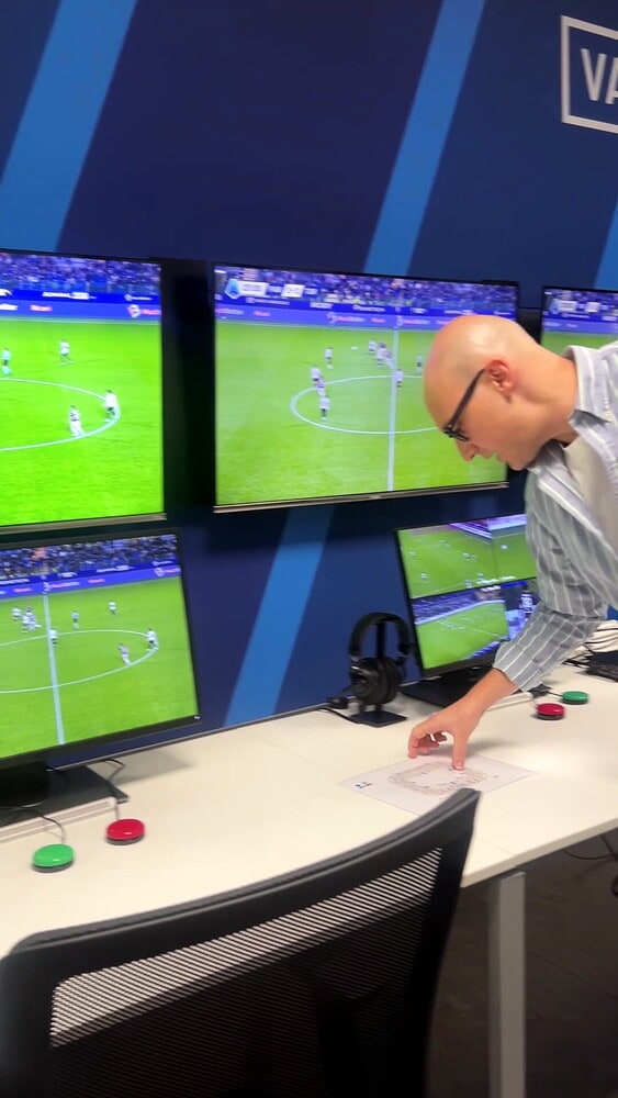 Come funziona la sala Var: i due pulsanti rosso e verde e tutti i segreti degli arbitri