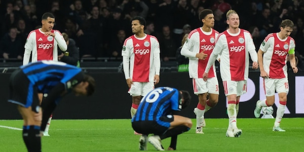Atalanta piegata nel finale ad Amsterdam: l'Ajax vince 2-0, primo ko in Conference League per Sarri