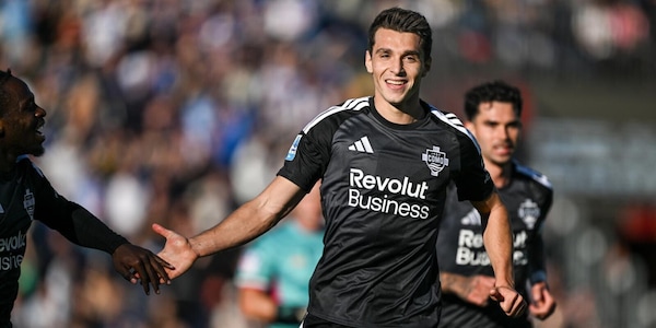 Il Como non si ferma: doppietta di Douvikas, Sassuolo ko e Fabregas sale al quarto posto