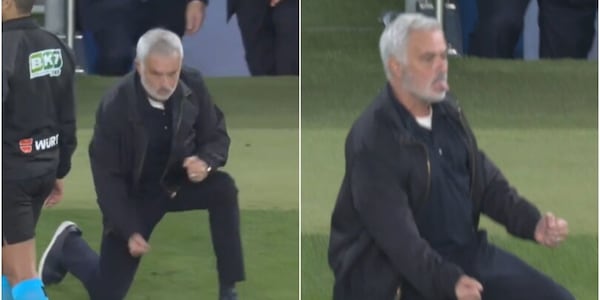 In ginocchio con la linguaccia: l'esultanza di Mourinho dopo il gol di Mbappé nel Clasico è iconica