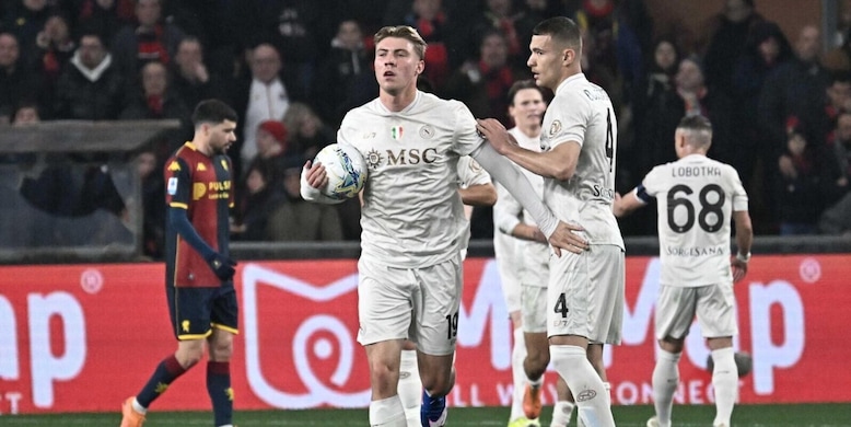 Incredibile Napoli, vince al 95’ in dieci: contro il Genoa decide un rigore di Hojlund