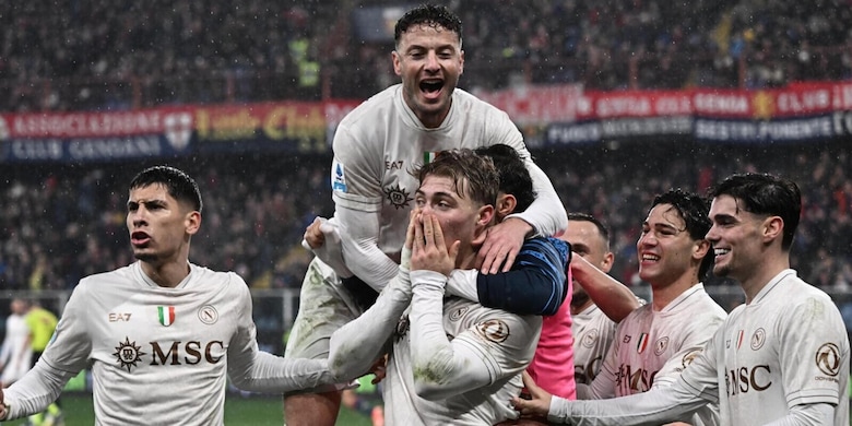 Napoli, vittoria folle a Marassi in dieci: con il Genoa decide Hojlund su rigore al 95'