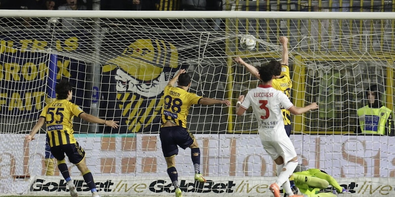 Il Monza rimonta conto la Juve Stabia: l'andata finisce 2-2 LIVE