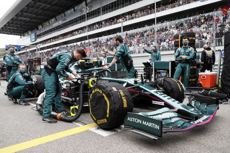 F1: Aston Martin lancia la nuova AMR22