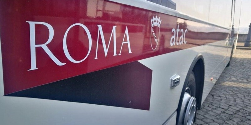 Roma, altro bus Atac in fiamme: era vecchio di 18 anni