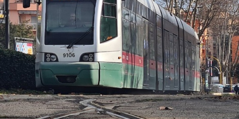 Roma, lascia l’auto sui binari del tram: traffico bloccato per un’ora