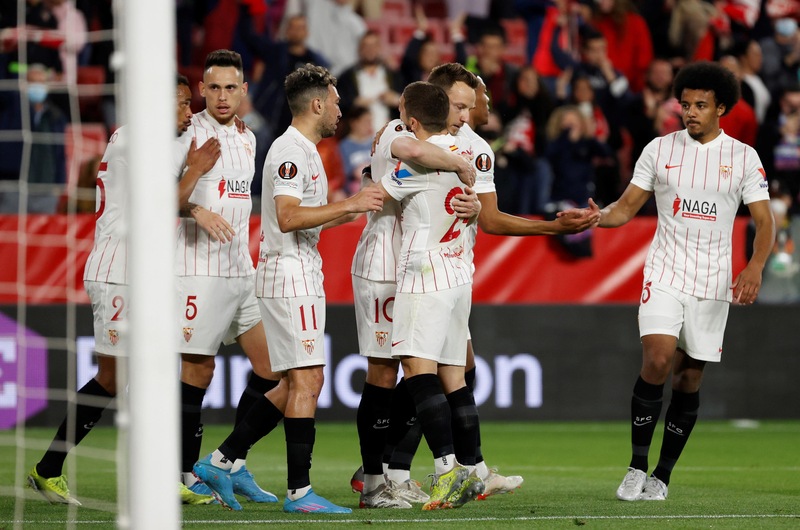 Tris del Siviglia del Papu Gomez. Tonfo del Dortmund contro i Rangers