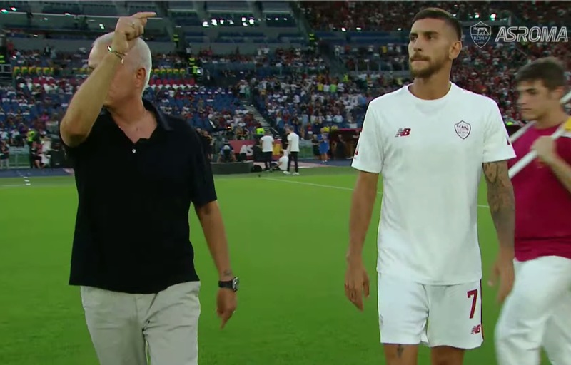 Il gesto di Mourinho durante la presentazione della Roma