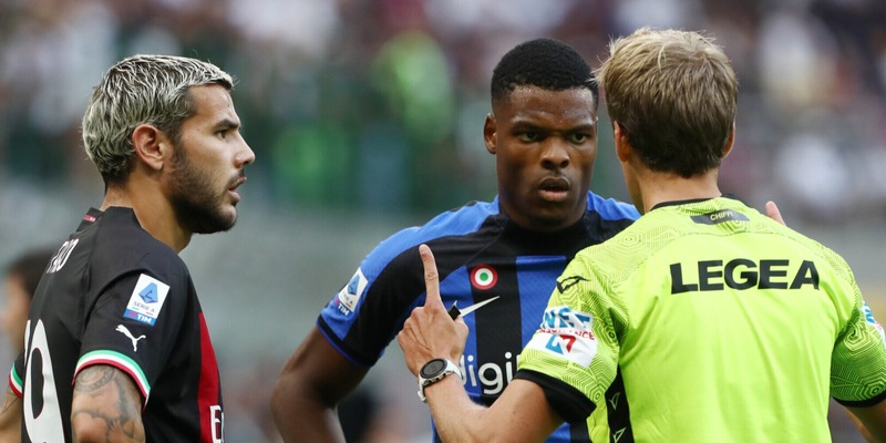 https://cdn.corrieredellosport.it/img/800/600/2022/09/04/093940005-430398ed-5335-4359-85a8-f9d2b13a72c4.jpg Moviola Milan-Inter: Chiffi si perde qualche giallo, Theo rischia