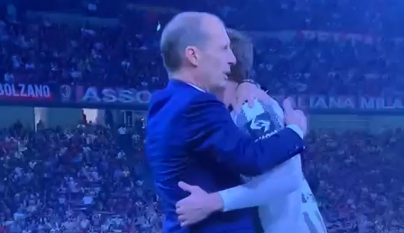 https://cdn.corrieredellosport.it/img/800/600/2022/10/08/195640549-a420416a-9f5c-49dc-9e40-fb6aa71188db.jpeg Vlahovic furioso dopo la sostituzione: la frase di Allegri all'attaccante