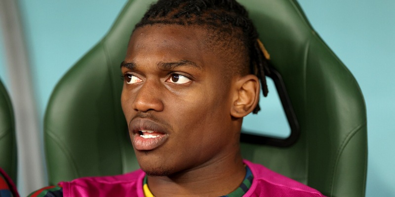 https://cdn.corrieredellosport.it/img/800/600/2022/12/04/122521183-e6433dc8-e253-4269-b4cb-d1e06e47a880.jpg Leao fa gol su Spotify con un album, ma si nasconde con un nome d’arte