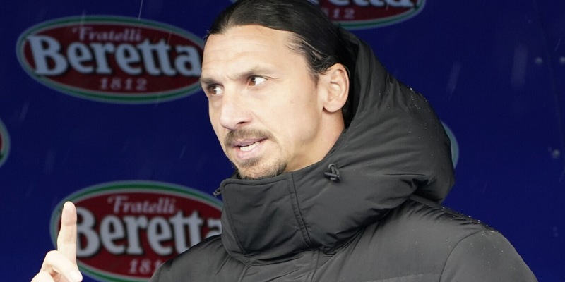 Ibrahimovic attacca un giornalista pubblicando un sms inviato per errore