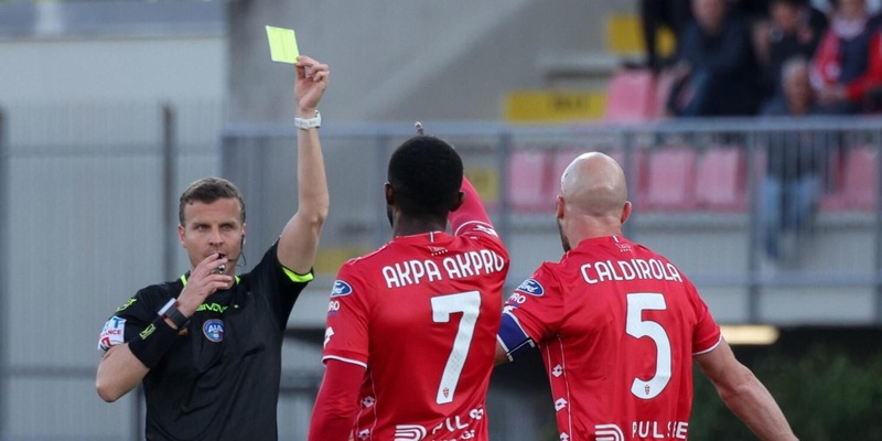 La moviola di Monza-Napoli: la Penna c&rsquo;&egrave; e non sbaglia i cartellini