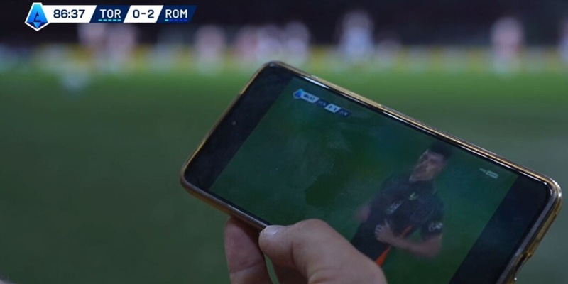 Roma, in panchina spunta un telefonino: ecco cosa stavano vedendo tutti