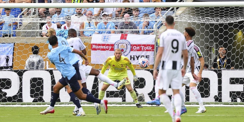 Juve travolta dal Manchester City per 5-2: Tudor agli ottavi da secondo del girone