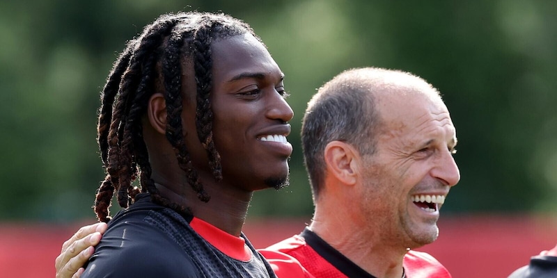 Milan, Allegri a colloquio con&nbsp;Leao: grande feeling, ecco cosa gli chiede in campo