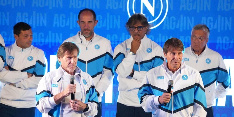 Conte e lo staff del Napoli incontrano i tifosi a Dimaro: "Lavoro e professionalit&agrave;, il resto sono solo caz...". Rivivi la diretta