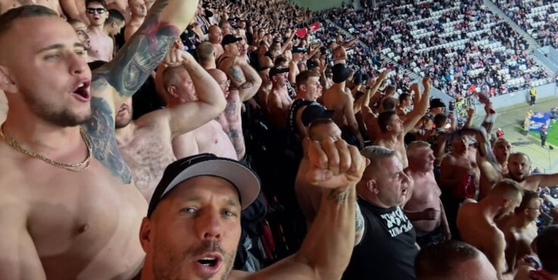 Sfid&ograve; l&#39;Italia al Mondiale 2006: a torso nudo tra gli ultras del suo club, lo riconoscete?