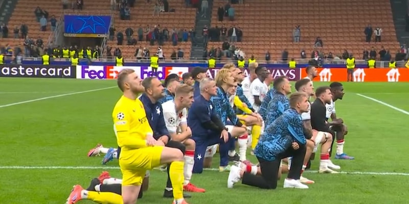 Slavia Praga, tutta la squadra in ginocchio davanti al settore ospiti dopo la sconfitta con l'Inter