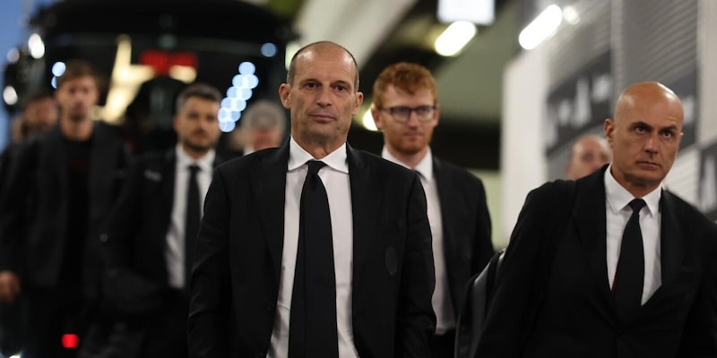 Allegri torna allo Stadium: cori, ovazioni e striscioni, l&#39;omaggio da brividi dei tifosi della Juve
