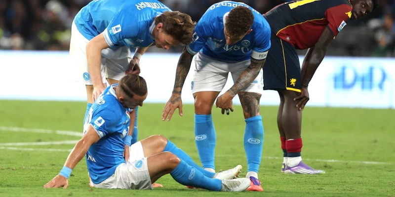 Napoli, doppia lesione per Lobotka e Politano: i tempi di recupero