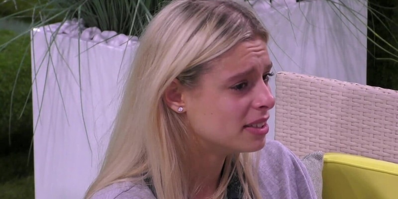 Paura al Grande Fratello, la 19enne Giulia Soponariu si accascia sul divano dopo un malore