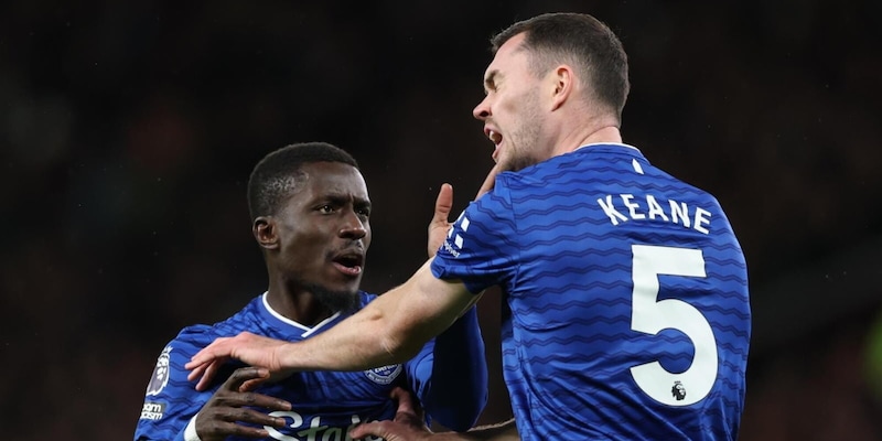 Espulsione di Cheikh Gueye all'Old Trafford: l'Everton in dieci giocatori