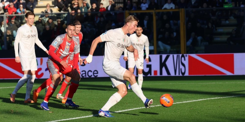 Hojlund trascina il Napoli con una doppietta: Cremonese ko, Conte risponde al Milan