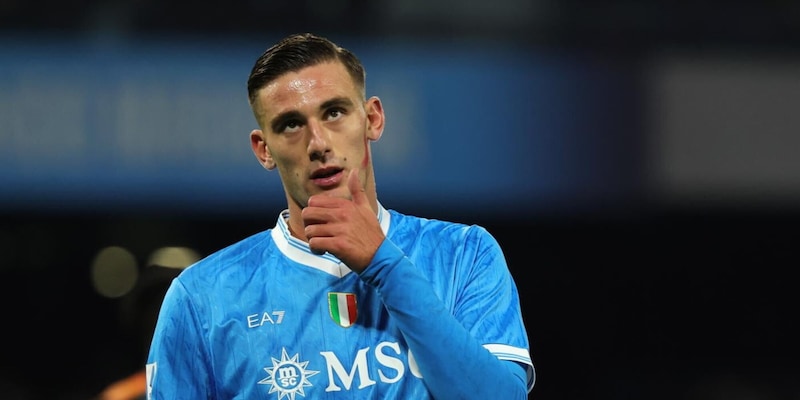 Napoli punta al saldo zero in mercato: obiettivi cambiati e incertezza su due giocatori chiave