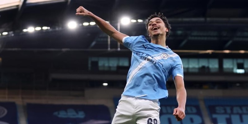 Max Alleyne torna al City: Guardiola lo inserisce subito nell’allenamento principale