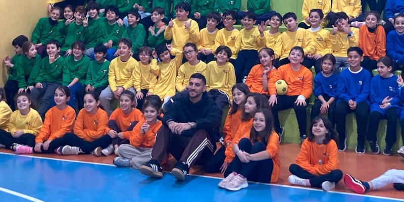 Pellegrini: la Conference League è una coppa che vale mille, racconta ai bambini durante la partita contro la Lazio