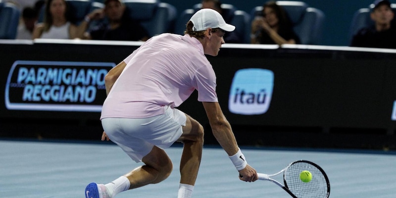 Il bel gesto di fair-play di Sinner nella partita con Moutet: "L'ho toccata"