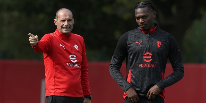 Milan, si cambia tutto: Allegri pensa al cambio modulo contro il Napoli. Cosa pu&ograve; succedere a Leao