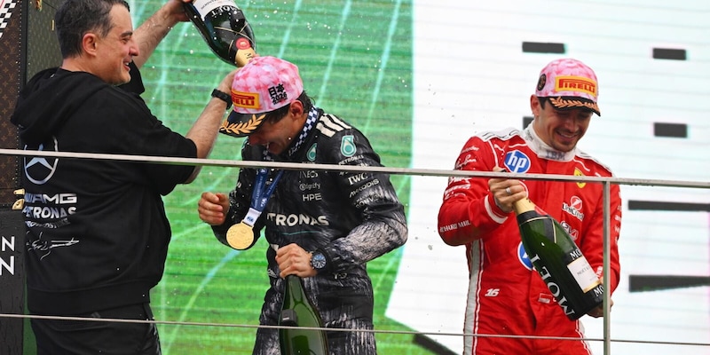 Antonelli, festa senza alcool sul podio di Suzuka: non ha ancora l'et&agrave; per bere champagne. La F1 ha pensato ad un'alternativa