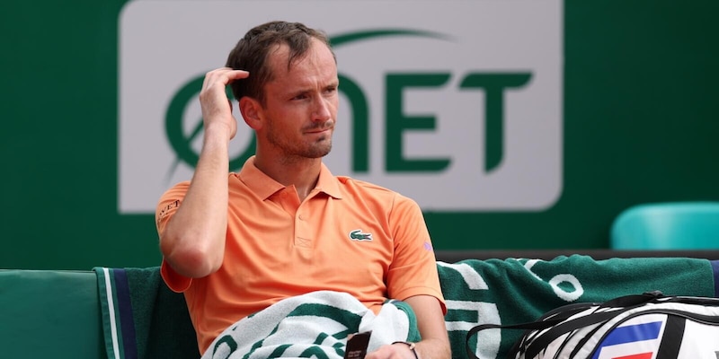 Medvedev spacca la racchetta contro Berrettini, la multa &egrave; salatissima: quanto dovr&agrave; pagare