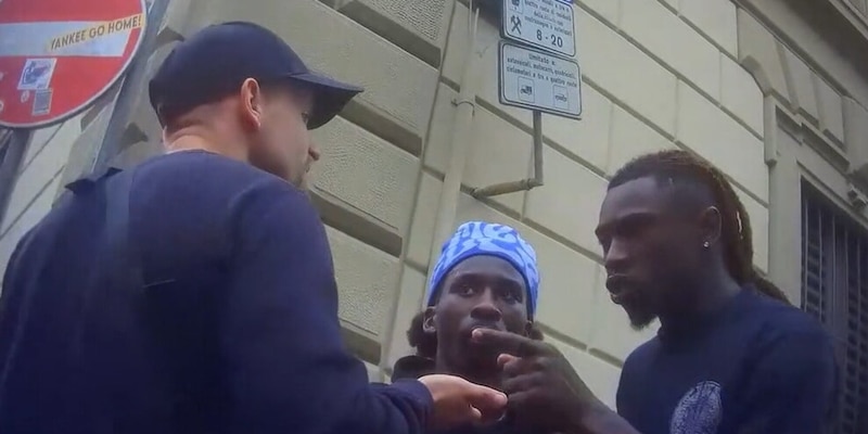 Kean contro Pengwin, altro che chiarimento: insulti e rissa sfiorata durante l'incontro. Poi Moise si scusa