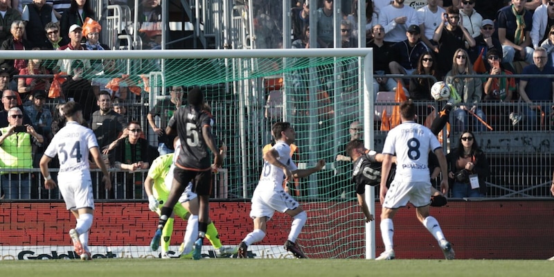 <p>Serie B, vincono Venezia e Frosinone. Empoli in zona play-out, la Reggiana ferma il Palermo</p>