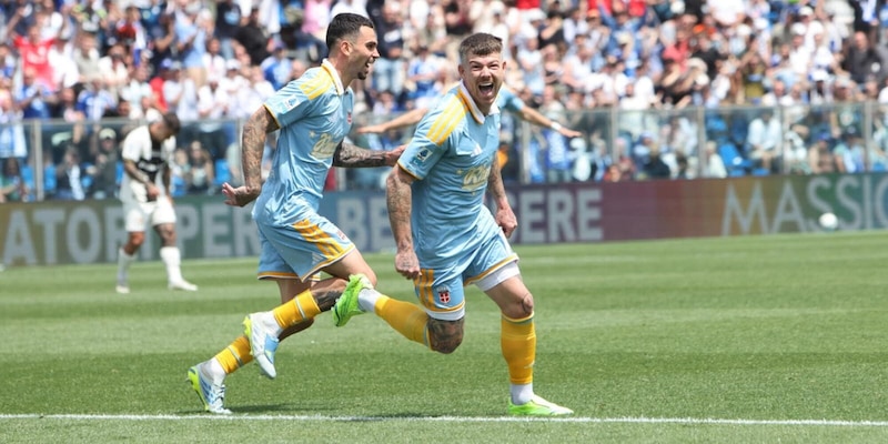 Como, la favola continua: batte il Parma 1-0 e resta in corsa per la Champions