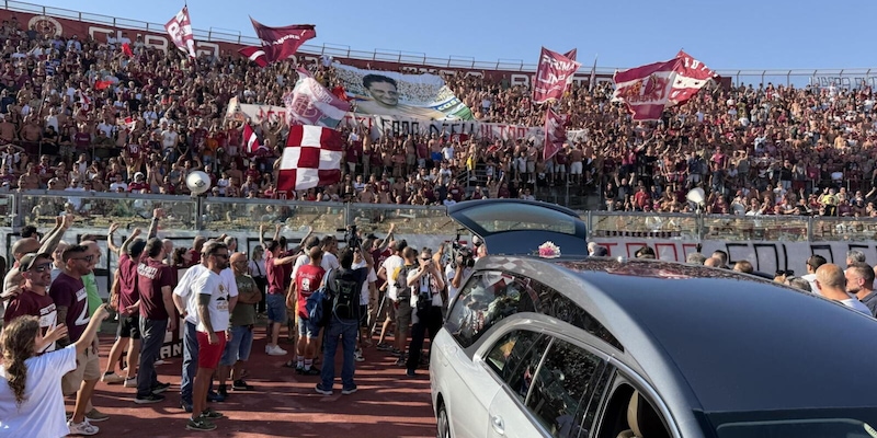 L&rsquo;ultimo giro di campo di Protti: le lacrime, gli amici, Lucarelli e un urlo lacerante