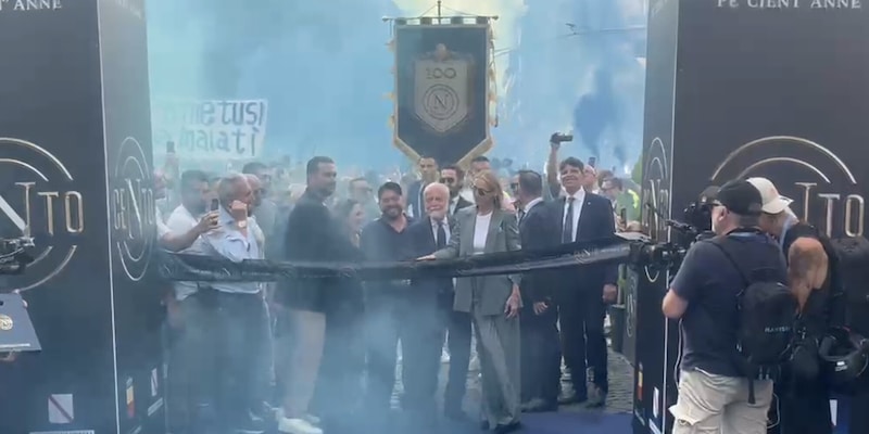 Centenario Napoli, la festa &egrave; partita alle 19.26 con il taglio del nastro: tutti gli aggiornamenti