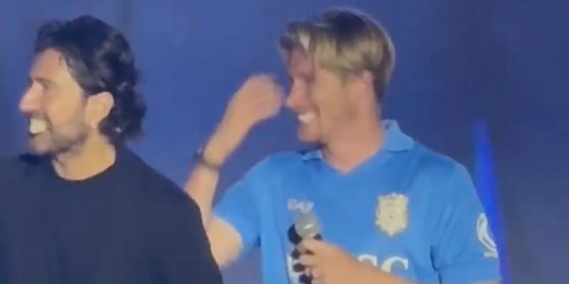 De Bruyne e la battuta in napoletano durante la festa del Centenario: Siani ride e gli risponde così
