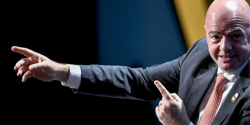 Tutti contro Infantino, dalla scelta di Macron all'idea di fare tornei alternativi: è bufera contro il presidente Fifa