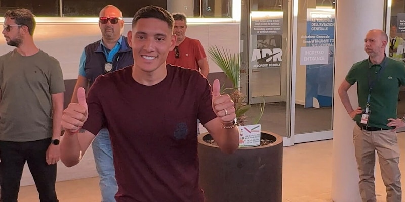 Molina è arrivato a Roma: duecento tifosi a Ciampino tra cori e autografi